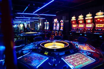 Một dealer chuyên nghiệp chào đón người chơi tại bàn roulette, gợi lên cảm giác casino trực tiếp chân thực trên F16886.