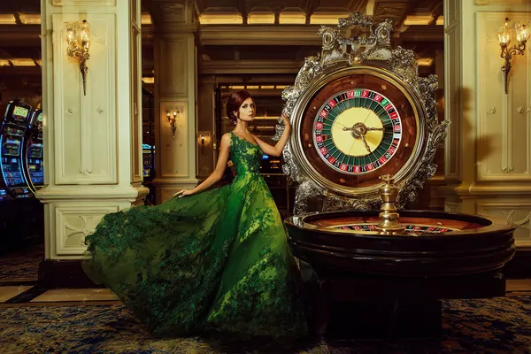Cận cảnh vòng roulette cùng những đồng xu vàng, thể hiện nhịp chơi sống động trong khu vực casino của F16886.