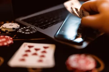 Một cô gái mỉm cười bên cạnh các máy slot sáng rực với biểu tượng may mắn, thể hiện danh mục slot nổi bật của F16886.