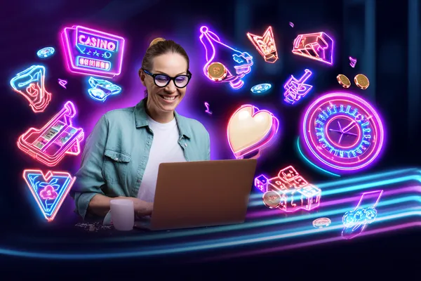 Một người chơi sử dụng điện thoại trong khung cảnh sôi động, thể hiện khả năng truy cập di động linh hoạt của F16886.