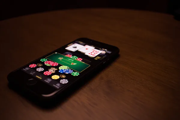 Một dealer tự tin giữa các chip casino mời người chơi truy cập tài khoản F16886, thể hiện quy trình đăng nhập nhanh chóng.
